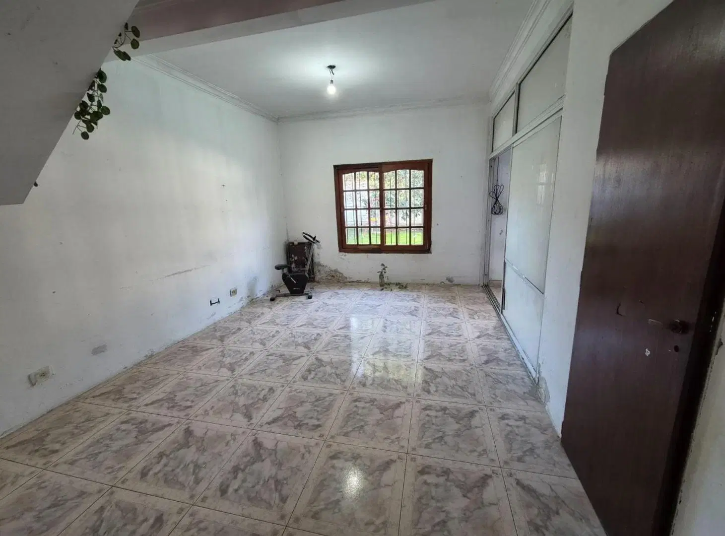 Casa en venta de 4 ambientes en Adrogue con parque 2