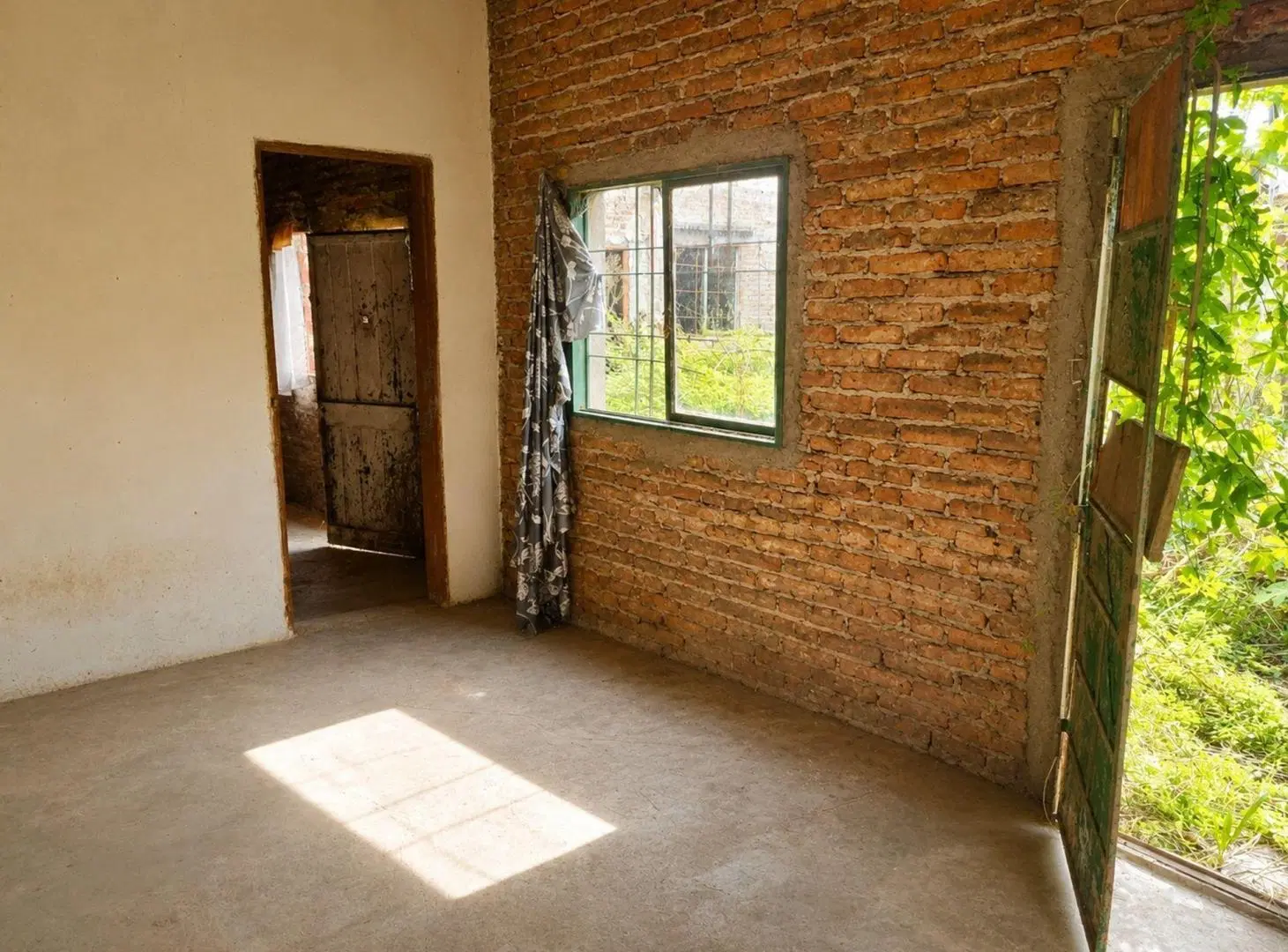 LOTE DE 360 M2 CON CONSTRUCCION EN CLAYPOLE 4