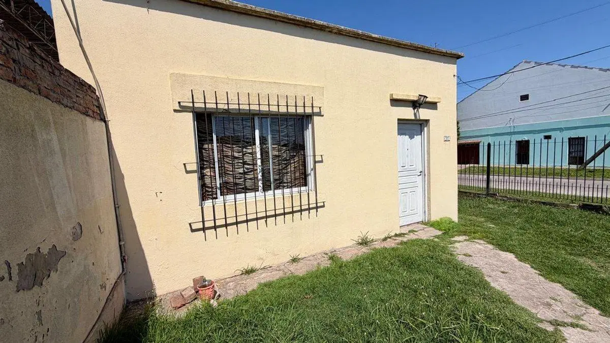 CASA 3 AMB EN VENTA EN BURZACO JARDIN Y p/PERMUTA 5