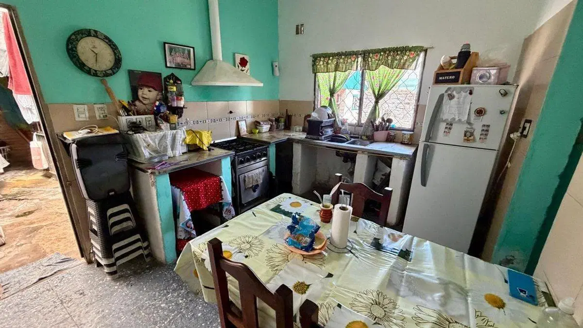 CASA 3 AMB EN VENTA EN BURZACO JARDIN Y p/PERMUTA 2