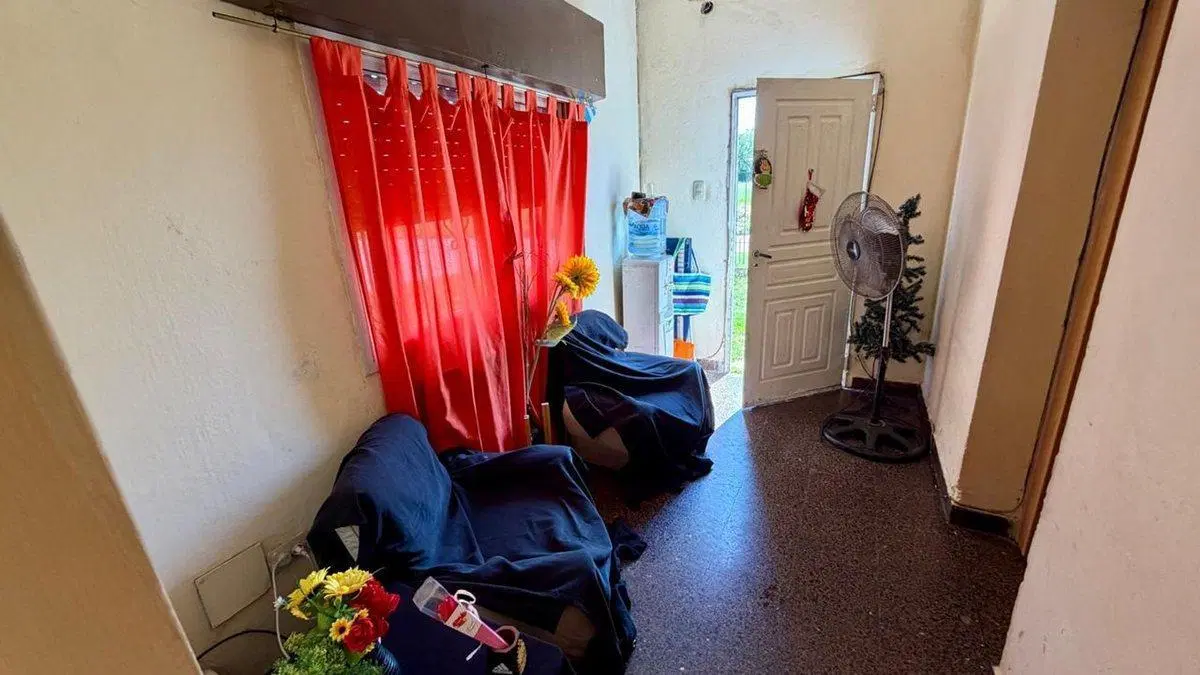 CASA 3 AMB EN VENTA EN BURZACO JARDIN Y p/PERMUTA 4
