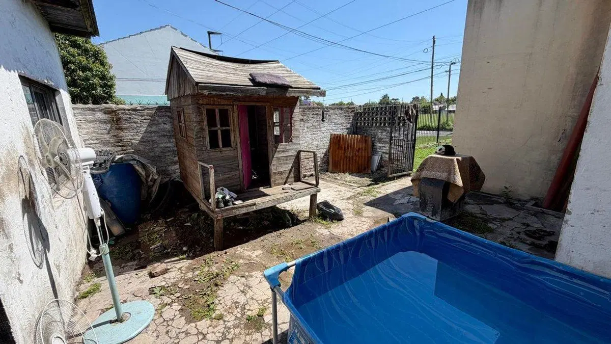 CASA 3 AMB EN VENTA EN BURZACO JARDIN Y p/PERMUTA 5
