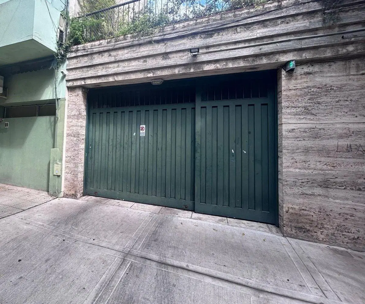 Cochera en venta en el barrio de Flores 4