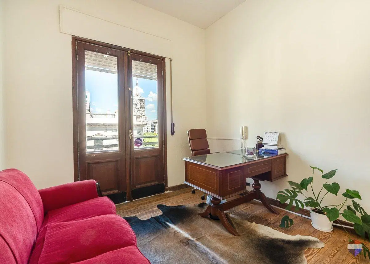 VENTA OFICINA EN ESQUINA SAN NICOLAS 4
