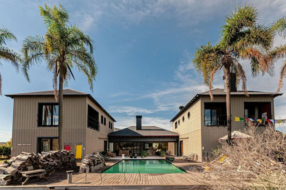 VENTA CASA DE DISEÑO EN PILARÁ FRENTE A LAGUNA 8