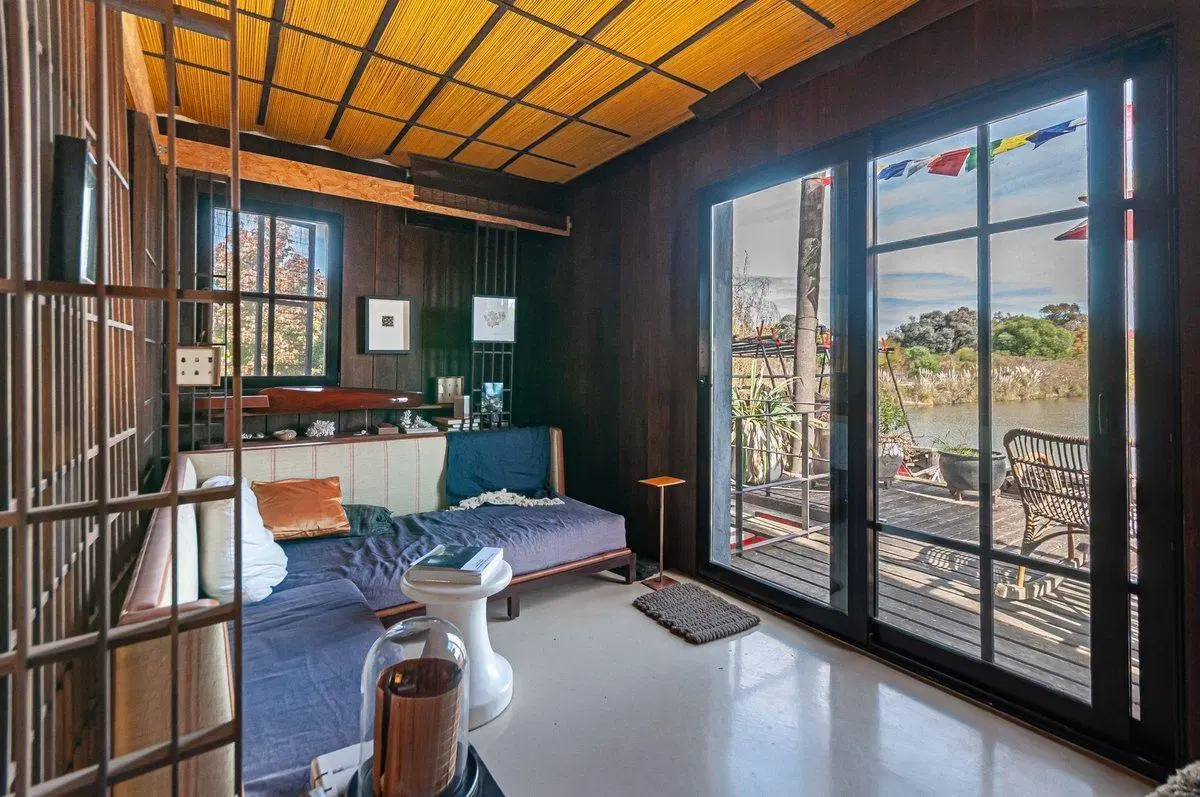VENTA CASA DE DISEÑO EN PILARÁ FRENTE A LAGUNA 3
