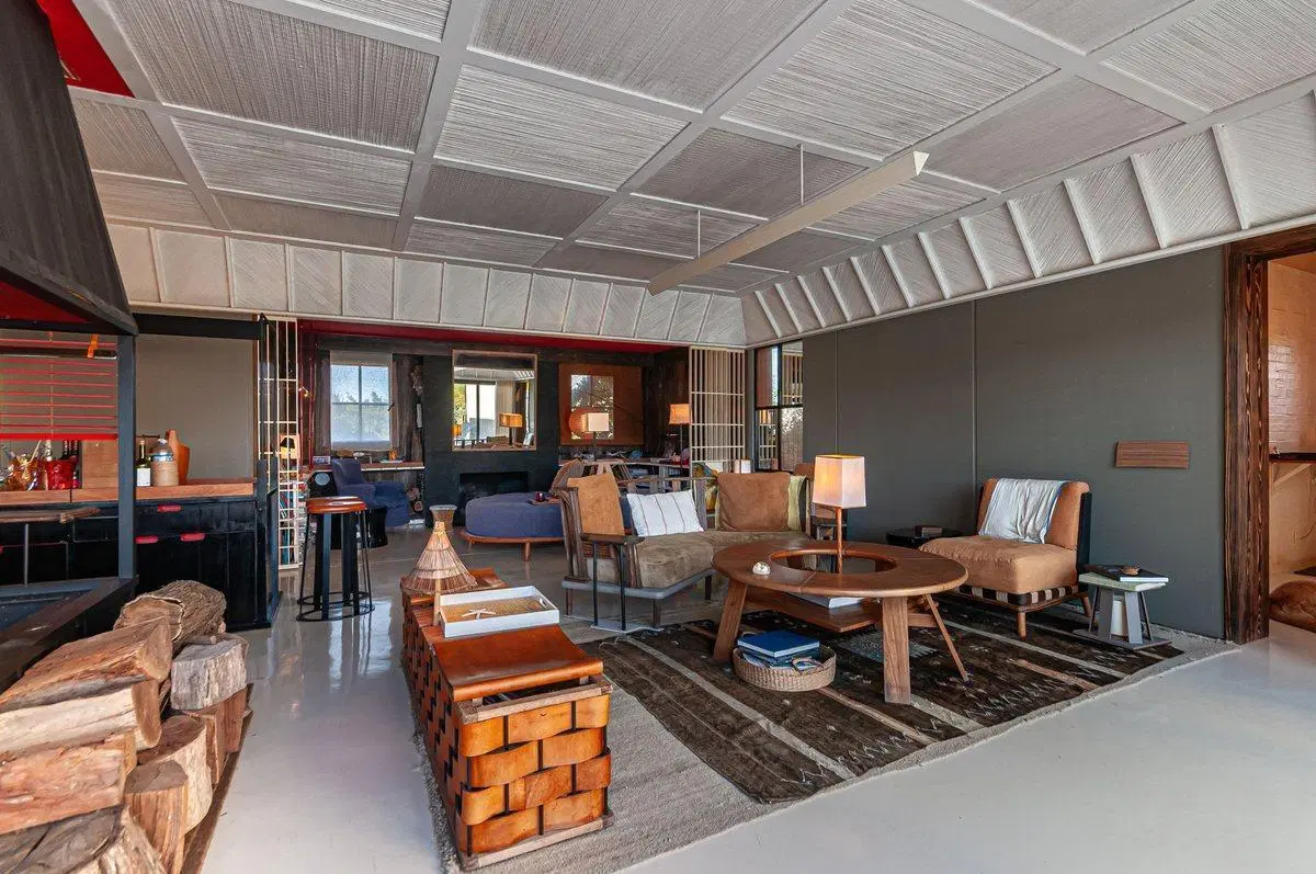 VENTA CASA DE DISEÑO EN PILARÁ FRENTE A LAGUNA 5