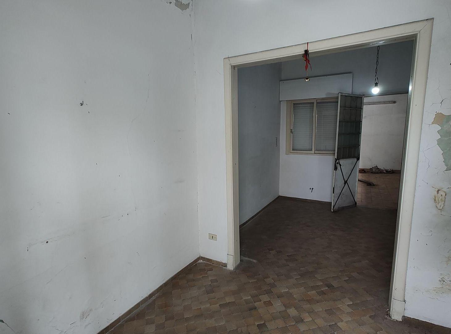 Foto de CASA 4 AMB A RECICLAR VENTA LOTE PROPIO Y TERRAZA, imagen 4