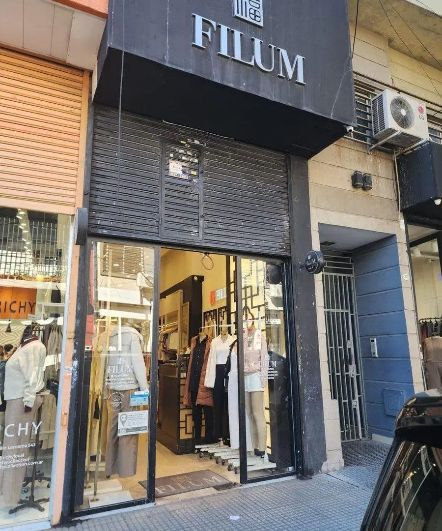 1/3 Local comercial en Flores 2.80 x 17 mts 4