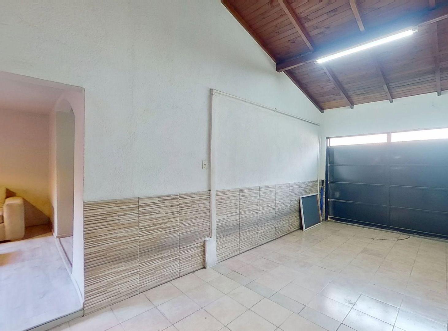 Foto de CASA 4 AMBIENTES CON COCHERA Y PARRILLA SARANDÍ, imagen 2