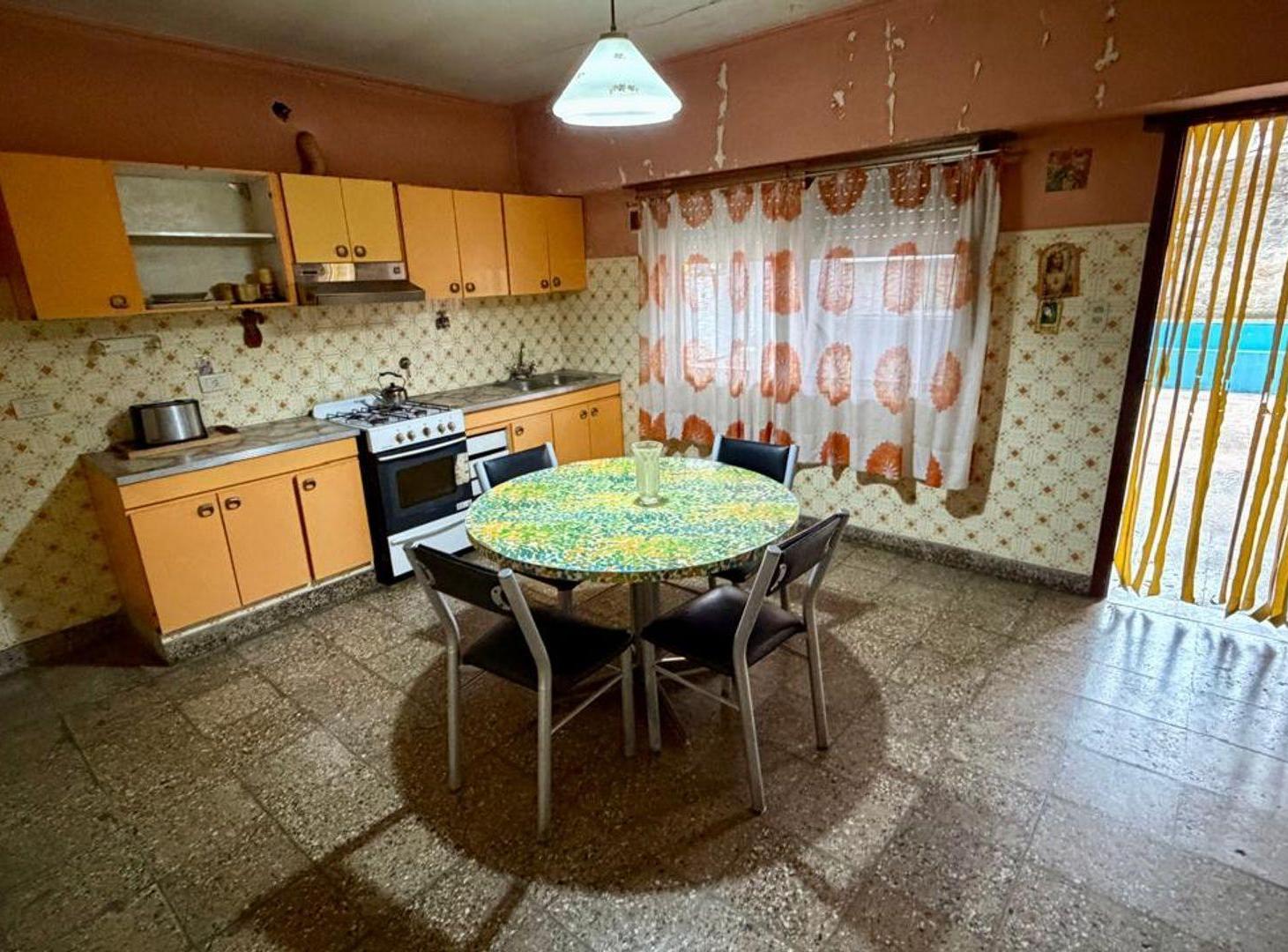 Foto de CASA 6 AMB VENTA LOMAS DE ZAMORA PATIO Y PILETA, imagen 1