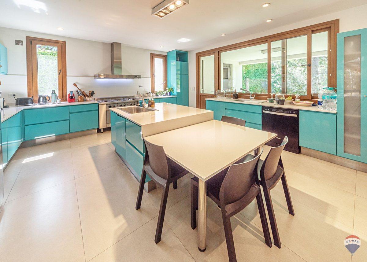 Foto de Venta casa 7 amb en Parque Leloir pileta cocheras, imagen 2