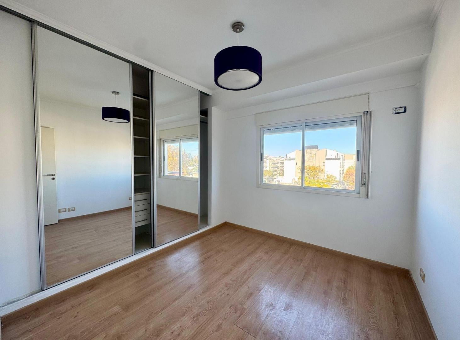 Foto de VENTA DUPLEX 4 AMBIENTES COCHERA LA LUCILA, imagen 2