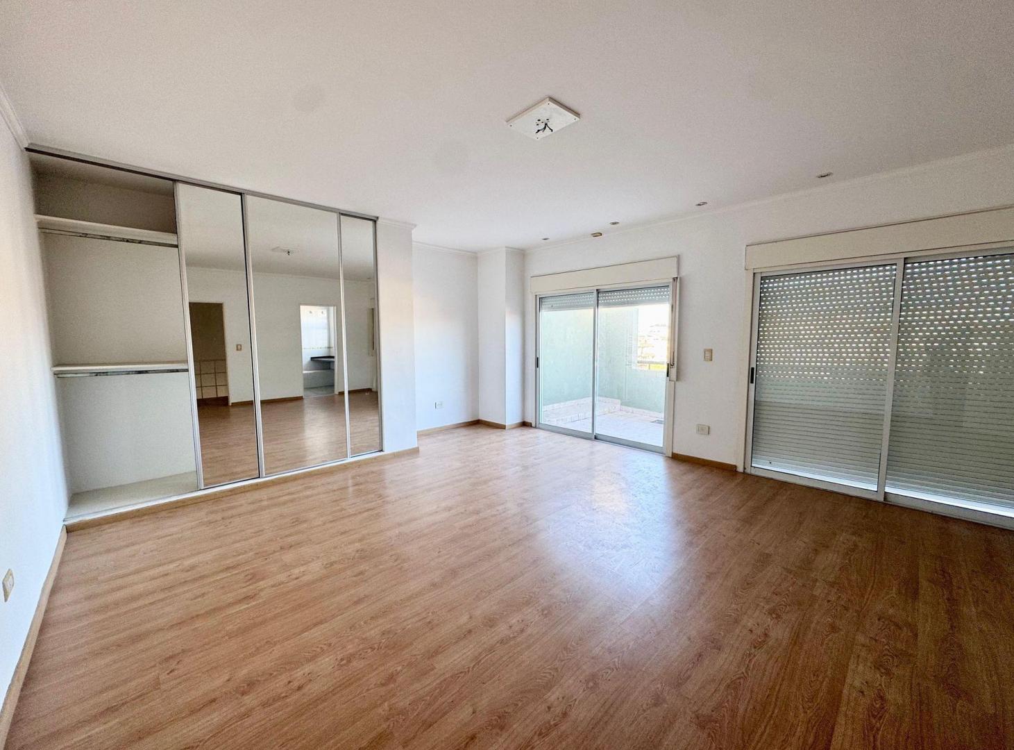 Foto de VENTA DUPLEX 4 AMBIENTES COCHERA LA LUCILA, imagen 5