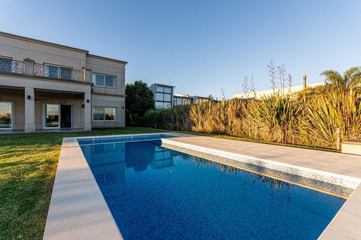 Foto de VENTA CASA A LA LAGUNA EN SAN BENITO CON PISCINA, imagen 3
