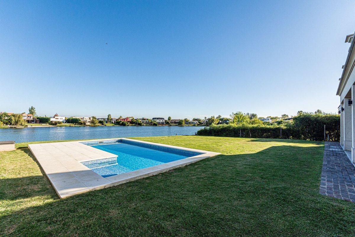 Foto de VENTA CASA A LA LAGUNA EN SAN BENITO CON PISCINA, imagen 5