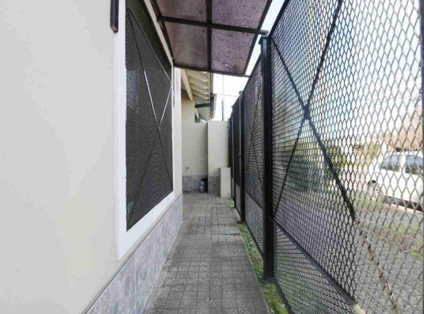 Foto de CASA PH 3 AMBIENTES VENTA ITUZAINGO JARDIN COCHERA, imagen 1