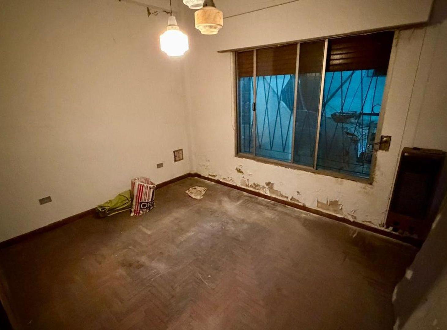 Foto de CASA 4 AMB VENTA VALENTIN ALSINA CON LOCAL, imagen 1