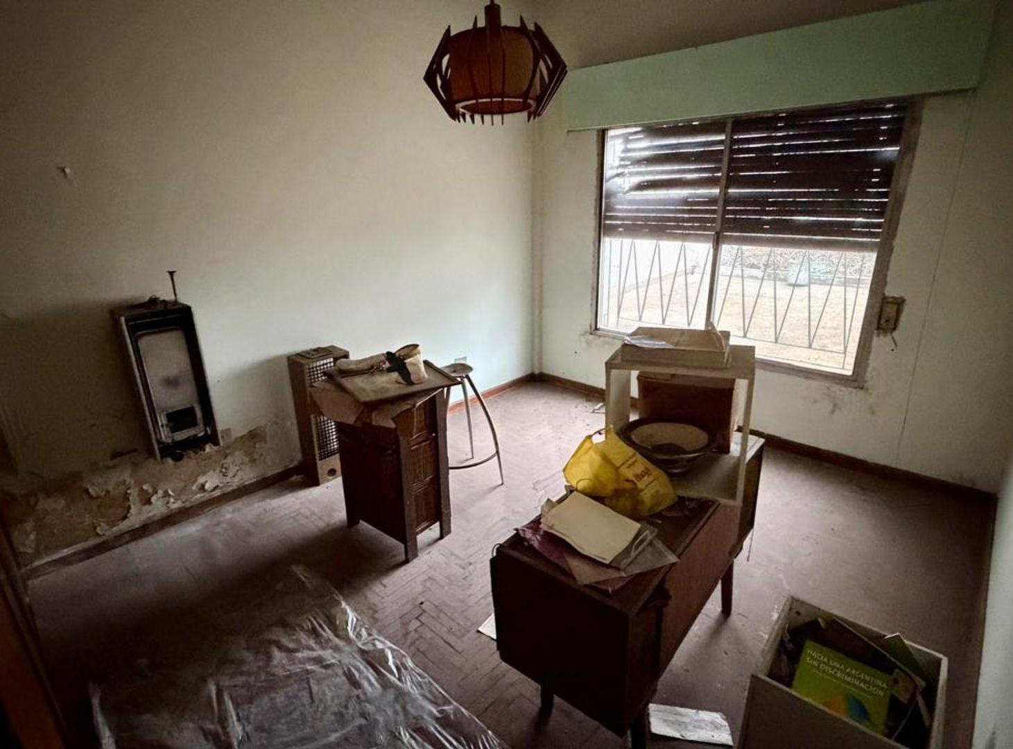 Foto de CASA 4 AMB VENTA VALENTIN ALSINA CON LOCAL, imagen 4