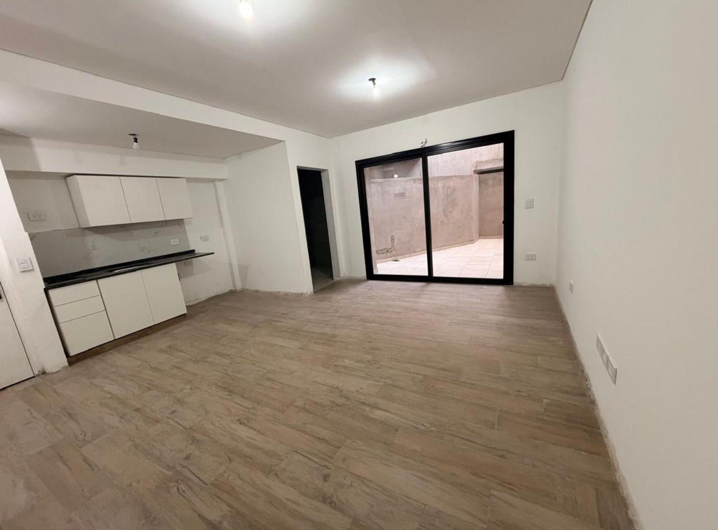 Foto de MONOAMBIENTE VENTA BOEDO CON PATIO TIPO TERRAZA, imagen 2