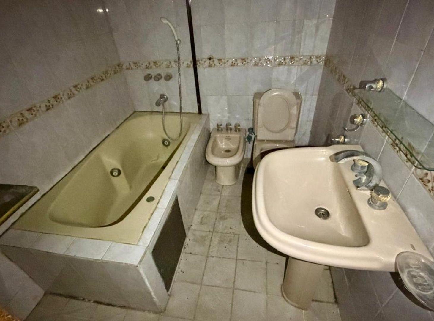 Foto de PH 4 AMBIENTES VENTA PARQUE AVELLANEDA A REFACCION, imagen 3