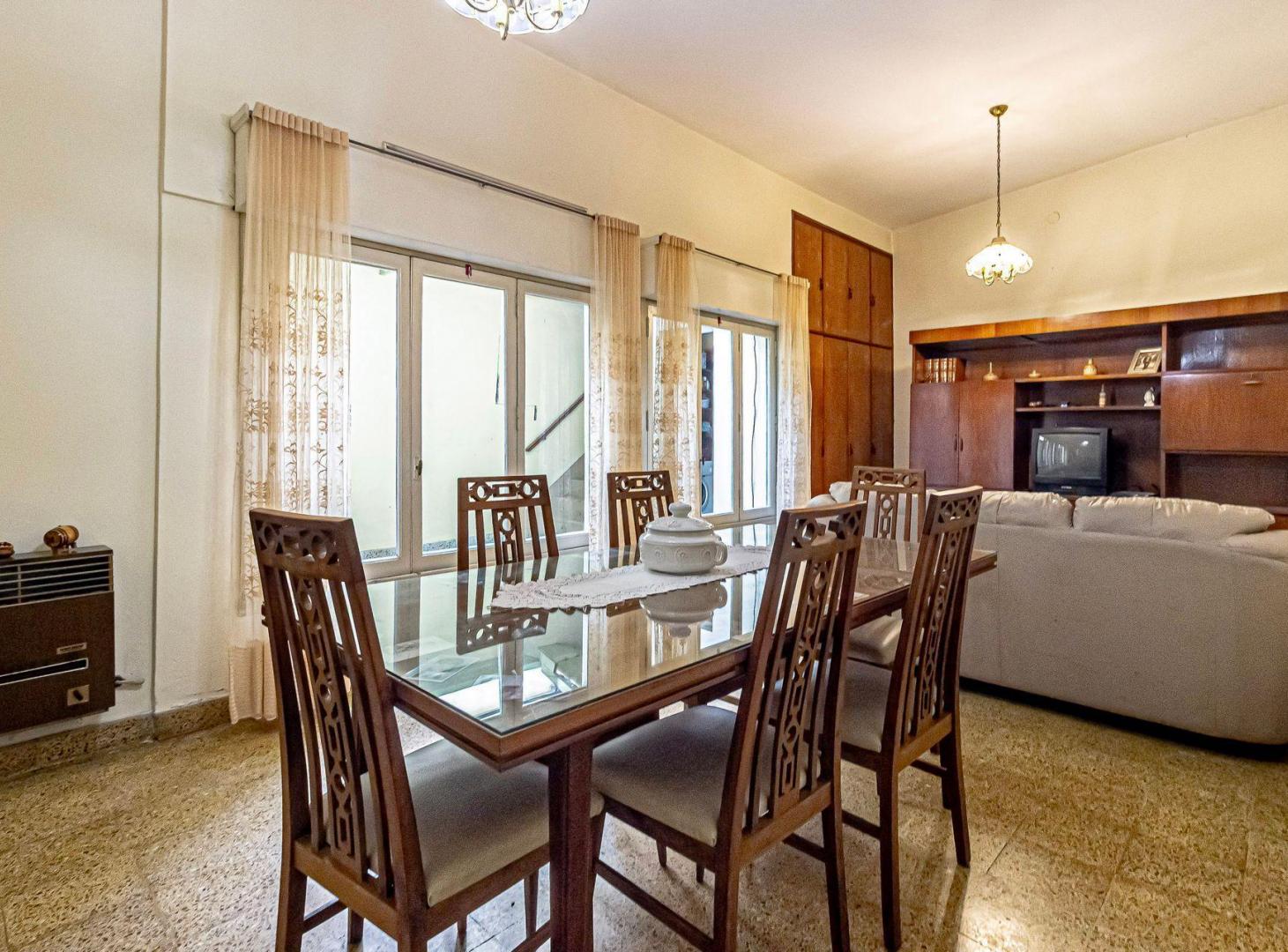 Foto de VENTA CASA 4 AMB EN LANUS CON PATIO Y COCHERA, imagen 1