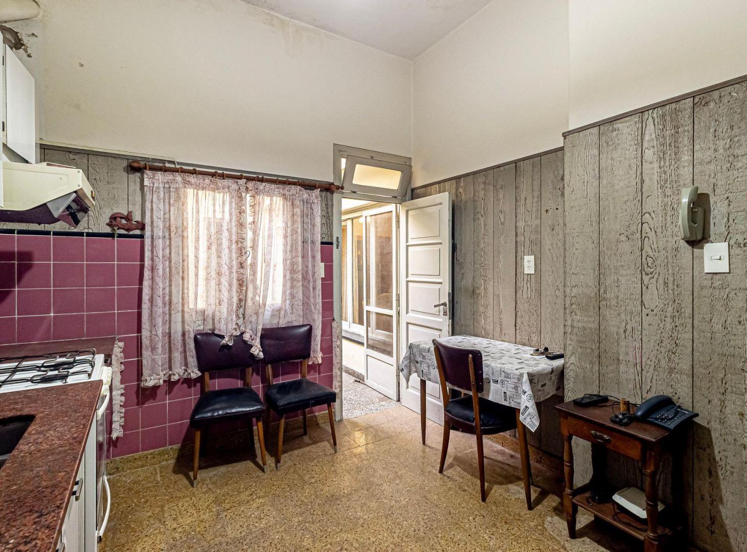 Foto de VENTA CASA 4 AMB EN LANUS CON PATIO Y COCHERA, imagen 2