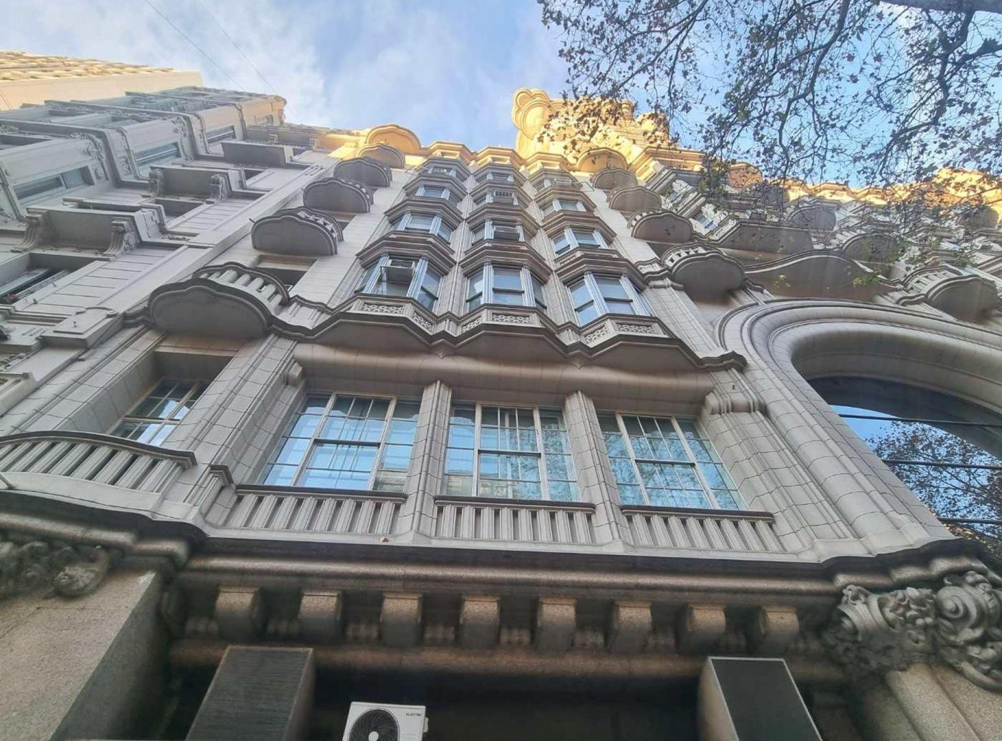 Foto de OFICINA EN VENTA PALACIO BAROLO CON BALCON FRENTE, imagen 1