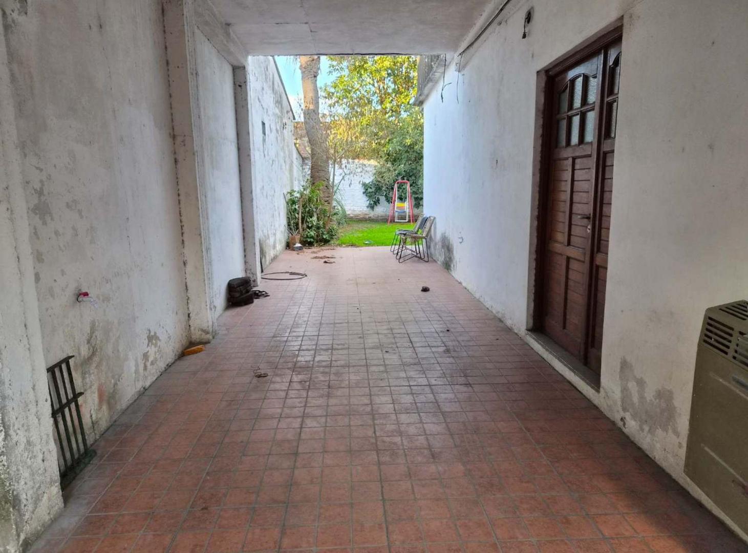 Foto de Casa en venta de 4 ambientes en Adrogue con parque, imagen 2