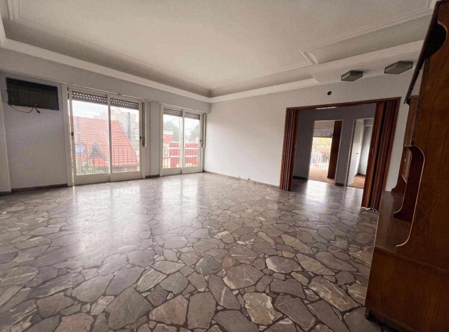 Foto de Casa con 4 Locales en Venta en Haedo, imagen 1