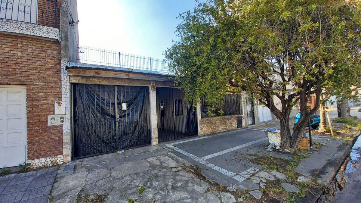 Foto de Casa 4 ambientes venta con cochera a refaccionar, imagen 2