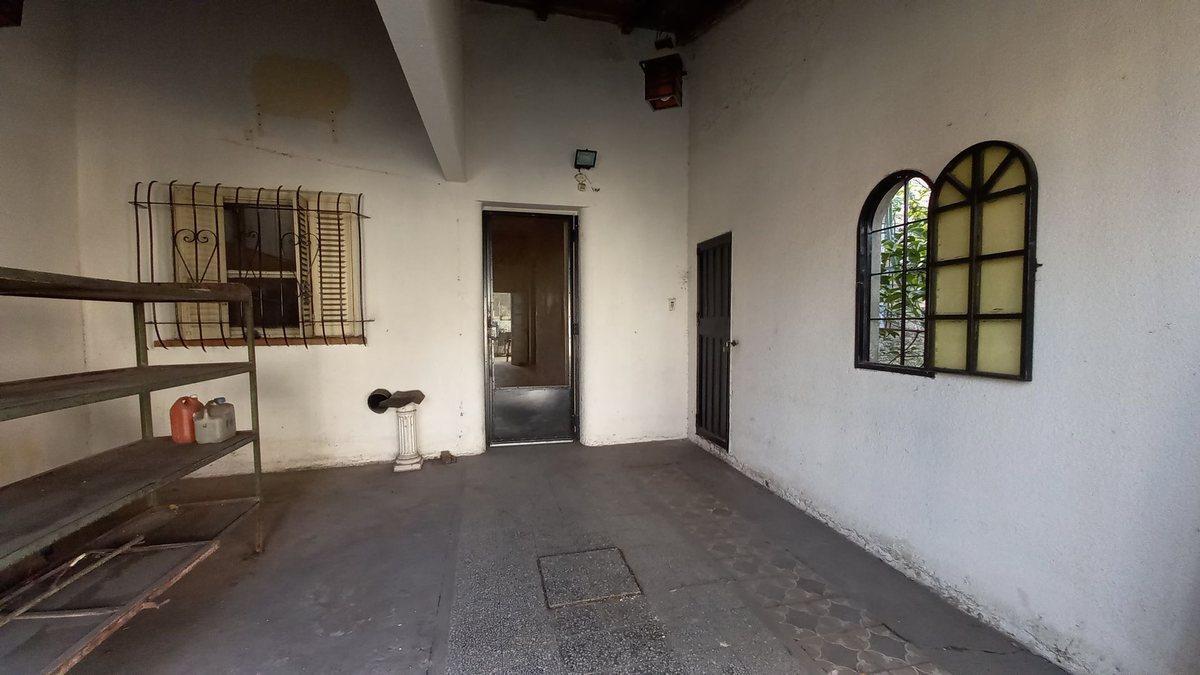 Foto de Casa 4 ambientes venta con cochera a refaccionar, imagen 1