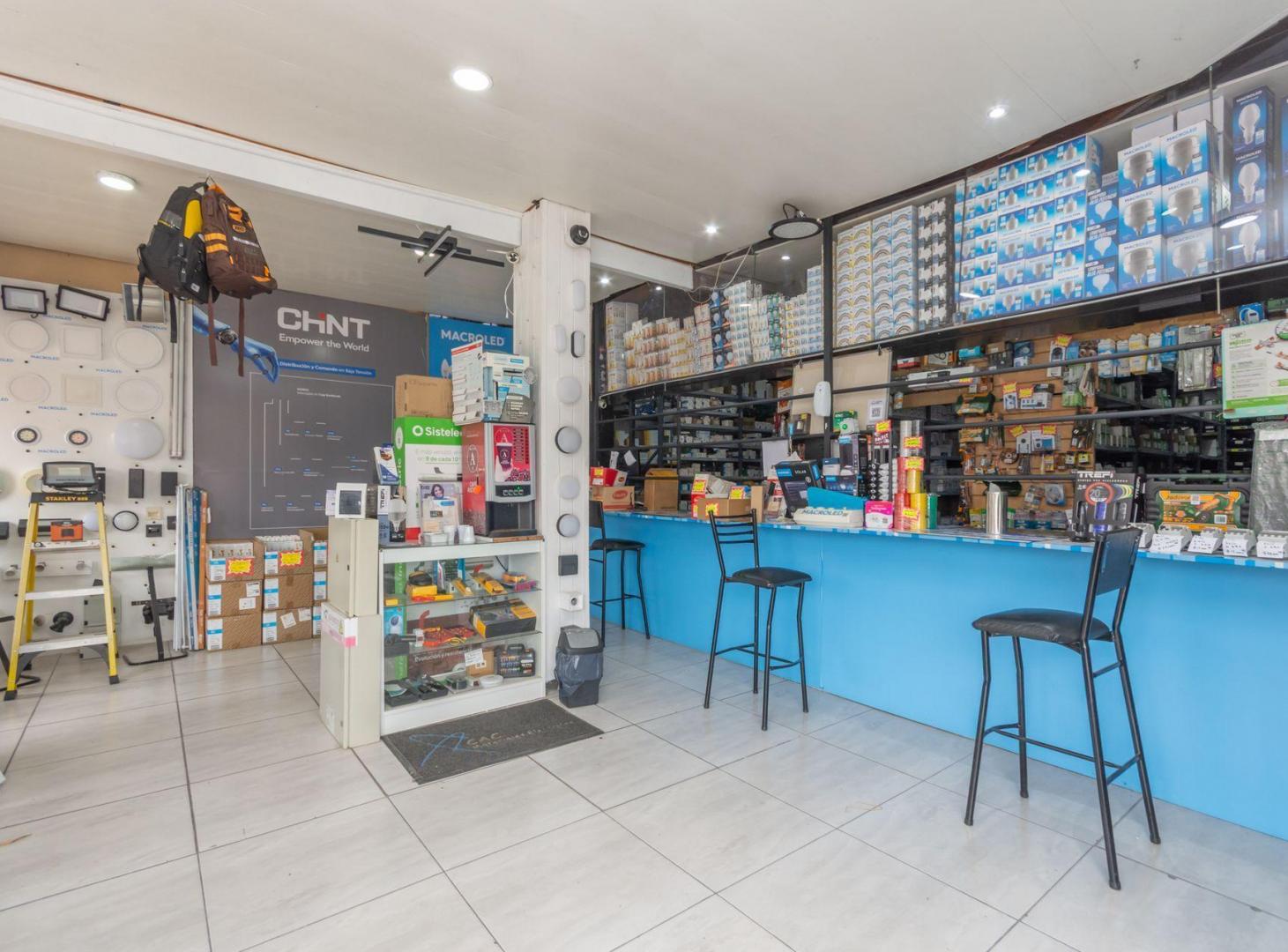 Foto de VENTA LOCAL/DEPÓSITO DOBLE PLANTA ESQUINA SAN MART, imagen 2