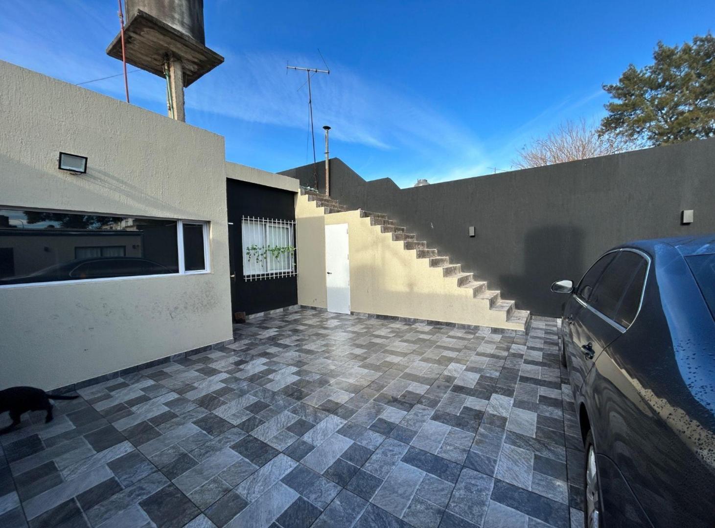 Foto de CASA 4 AMB. C/ COCHERA AMPLIA Y PILETA A ESTRENAR, imagen 3
