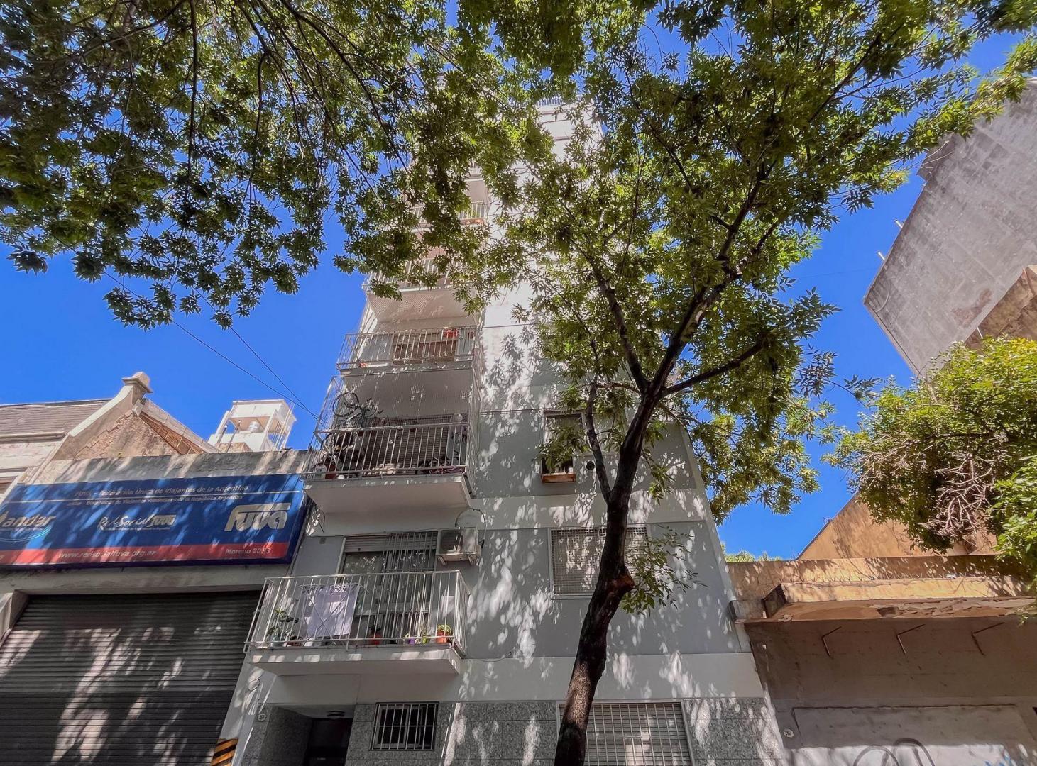 Foto de DEPTO EN VENTA 2 AMB BALVANERA PATIO CUB PARRILLA, imagen 1