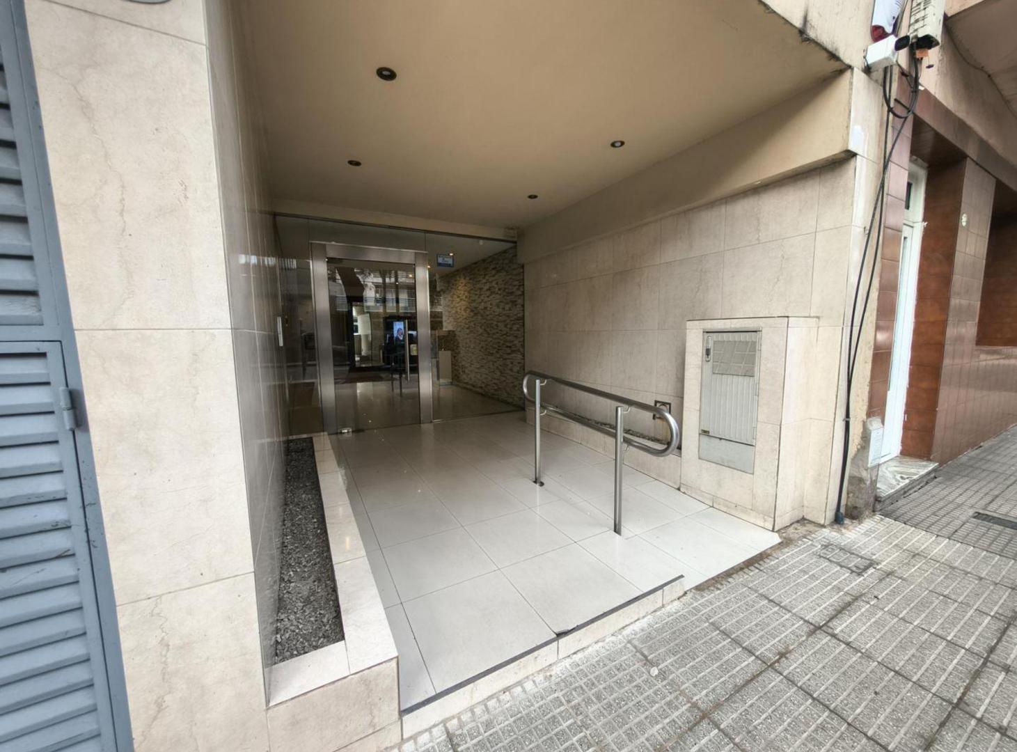 Foto de VENTA EXCELENTE 3 AMBIENTES CON PATIO Y BALCON SUM, imagen 2