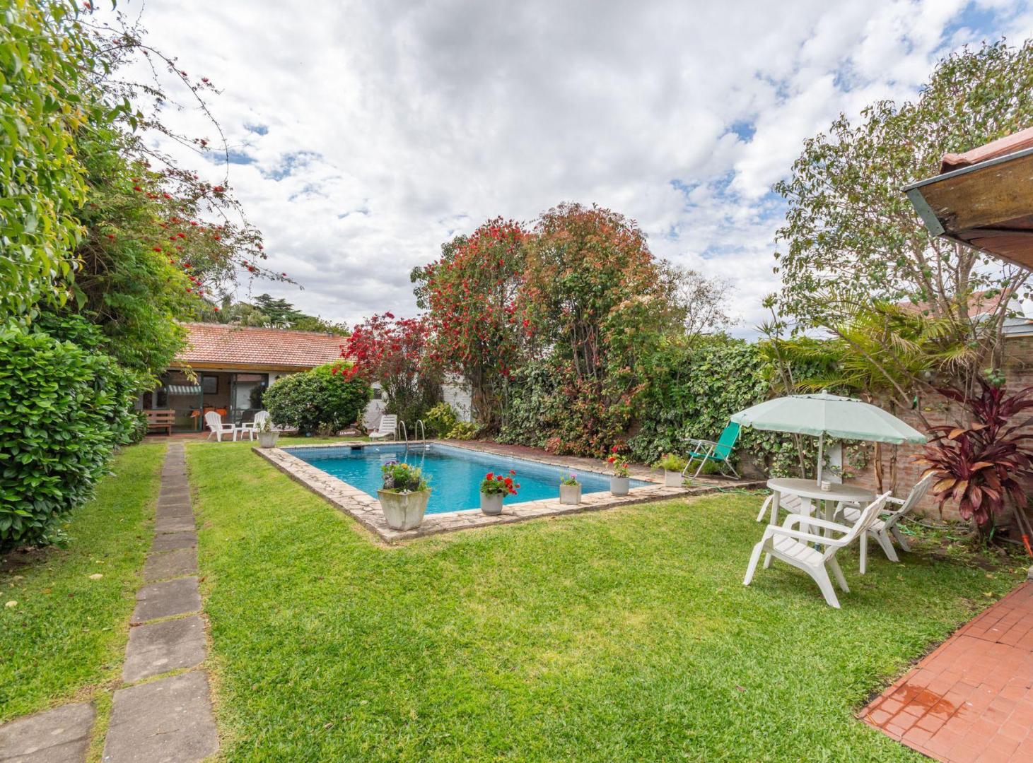 Foto de VENTA CASA 4 AMB COCHERA JARDIN PILETA OLIVOS, imagen 2