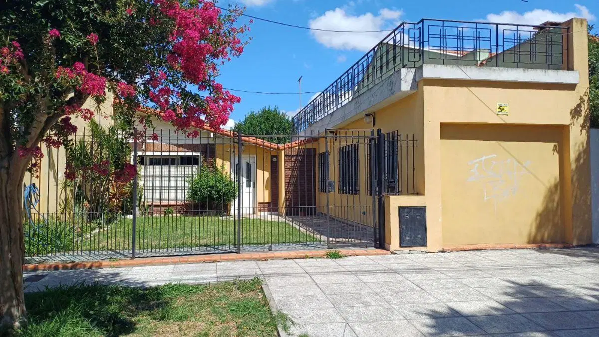 Casa con 184 m² totales y 2 dormitorios en venta en Castelar 2