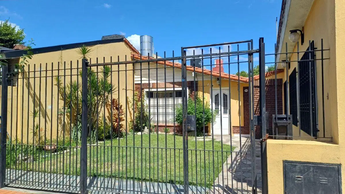 Casa con 184 m² totales y 2 dormitorios en venta en Castelar 1