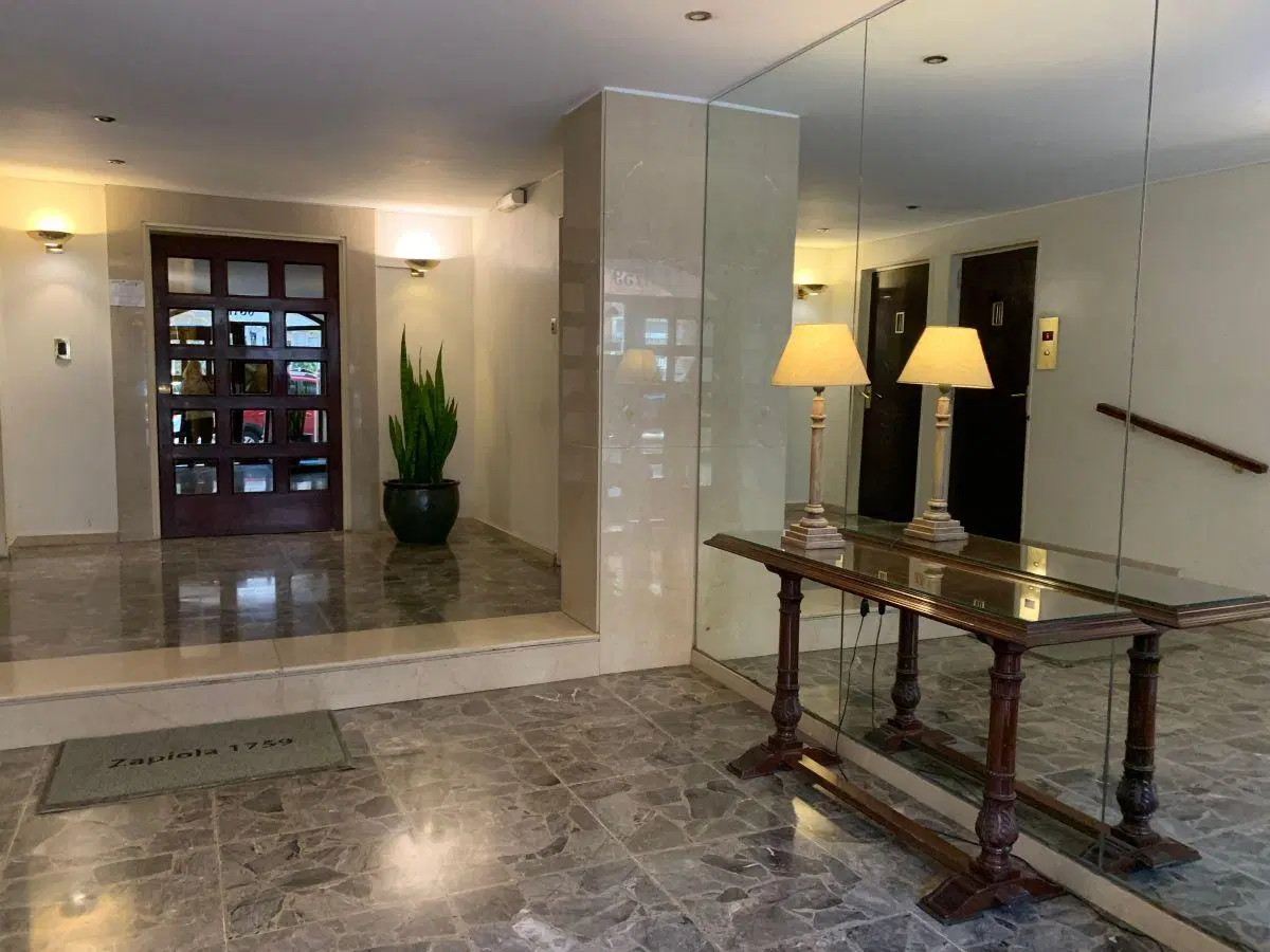 Muy buen departamento de 3 ambientes con 2 patios en excelente cuadra de Belgrano R 8