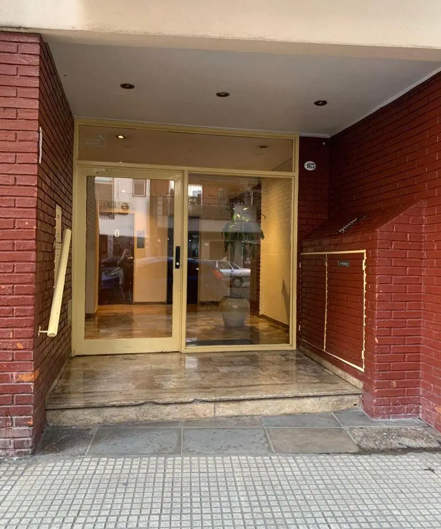 Lindisimo y amplio 2 ambientes totalmente externo, en piso 7 con balcón corrido a la calle 2