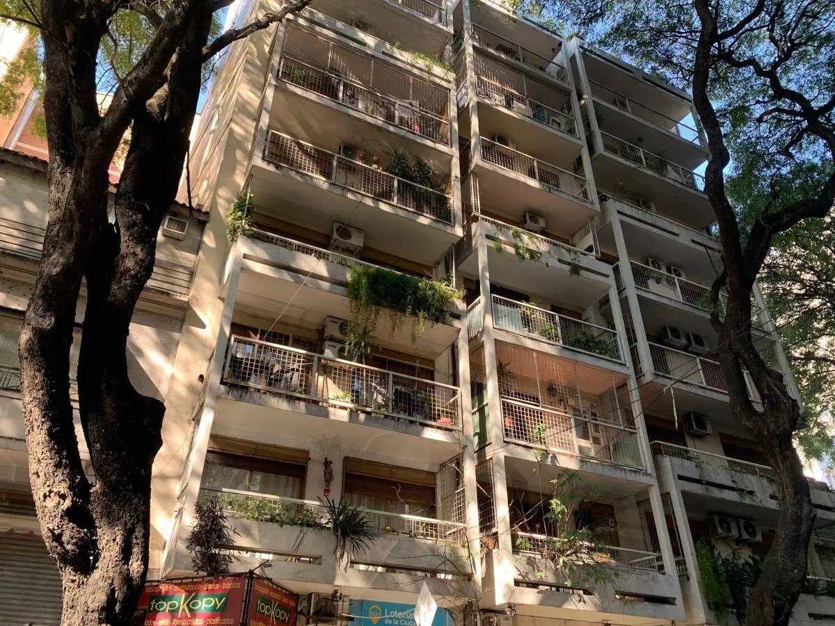 Lindisimo y amplio 2 ambientes totalmente externo, en piso 7 con balcón corrido a la calle 4