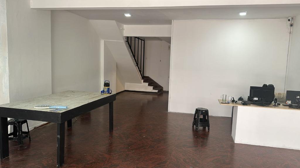 LOCAL EN VENTA C/RENTA Y OFINAS EN 1° PISO c/ COCHERA CENTRO/ MICROCEMTRO