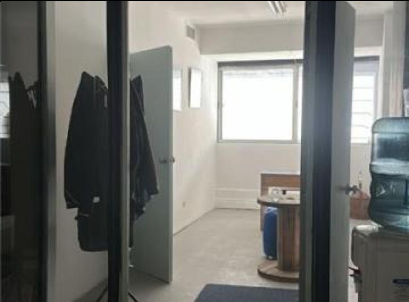 Foto de LOCAL EN VENTA Y OFINA EN 1° PISO c/ COCHERA CENTRO/ MICROCEMTRO, imagen 2
