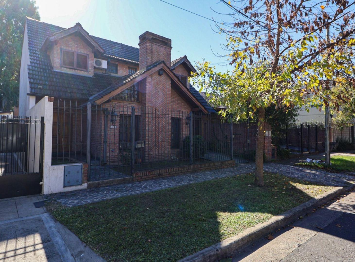 Casa Venta 5 Ambientes Castelar Con Pileta