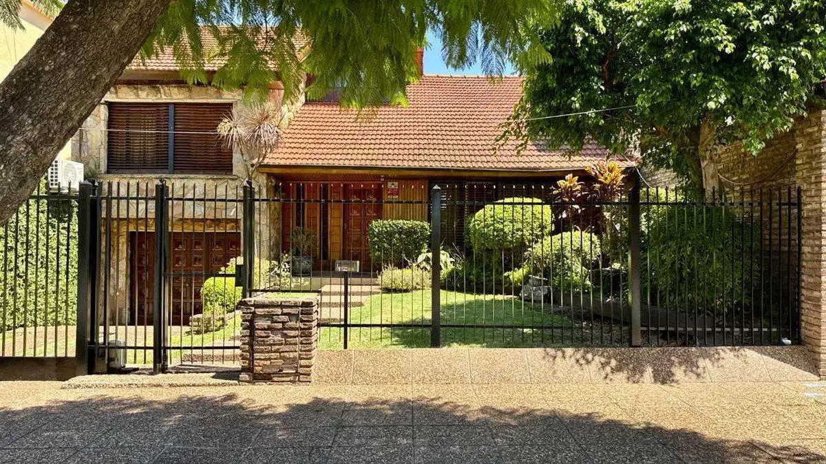 VENTA CASA 5 AMB PILETA JARDÍN Y CASA DE HUÉSPEDES 2