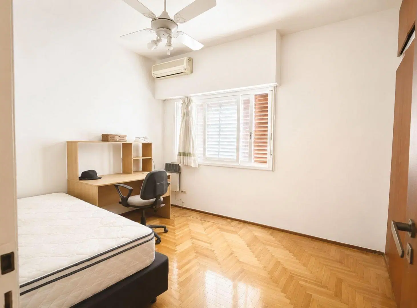 PARQUE CHAS VENTA CASA EN EXCELENTE ESTADO /GARAGE 4