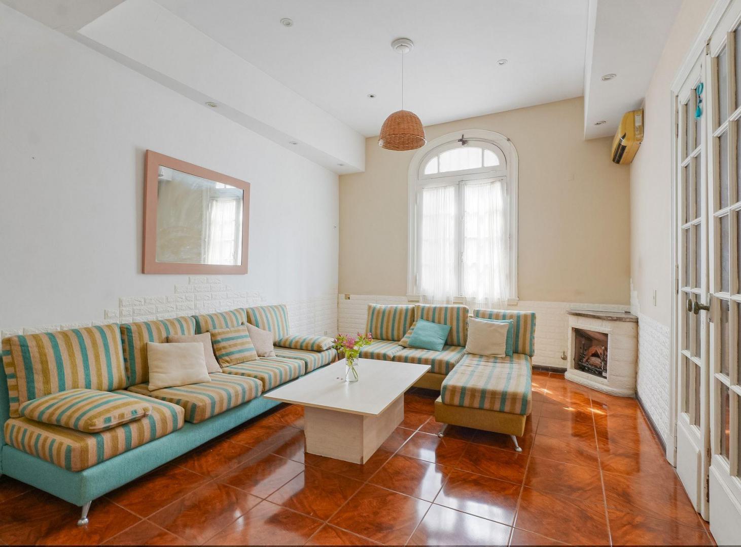 Foto de VENTA CASA COLEGIALES 6 AMBIENTES COCHERA QUINCHO, imagen 1