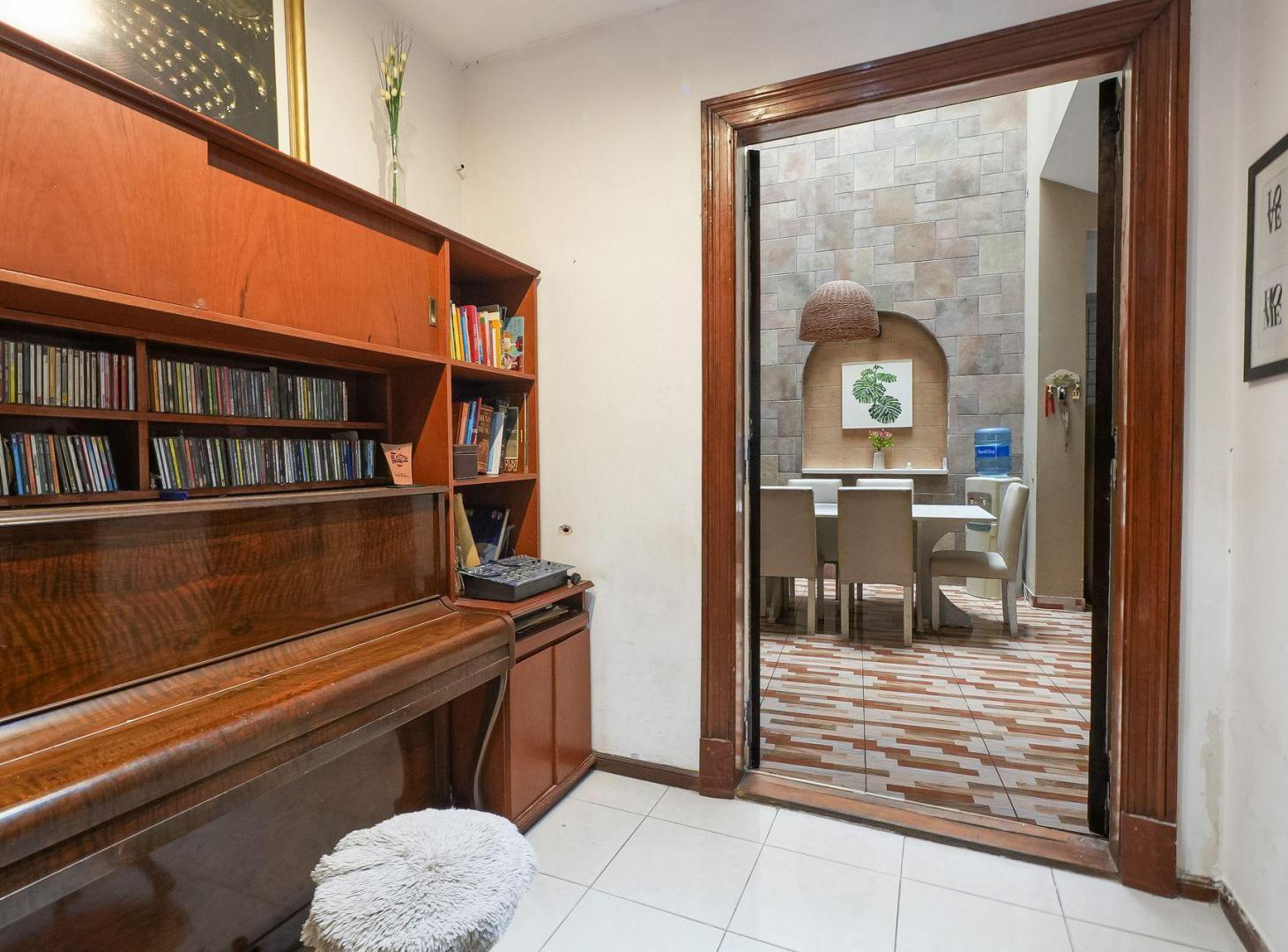 Foto de VENTA CASA COLEGIALES 6 AMBIENTES COCHERA QUINCHO, imagen 2