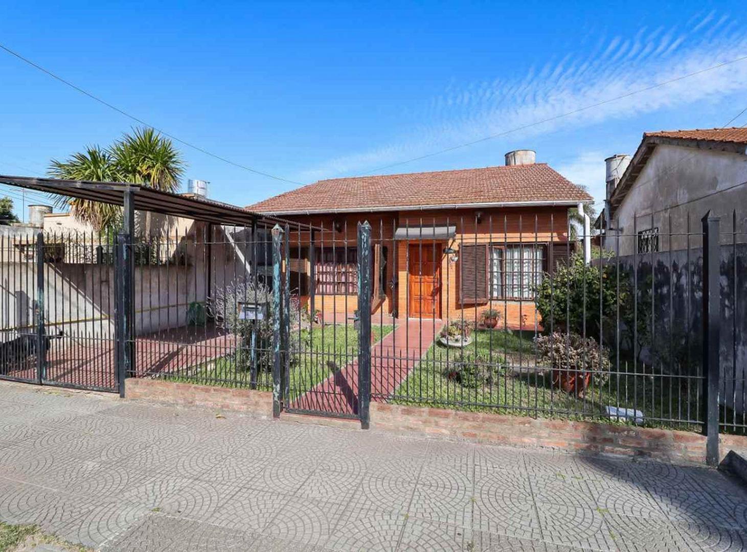 Foto de VENTA CASA TEMPERLEY 5 AMBIENTES JARDÍN COCHERA, imagen 1